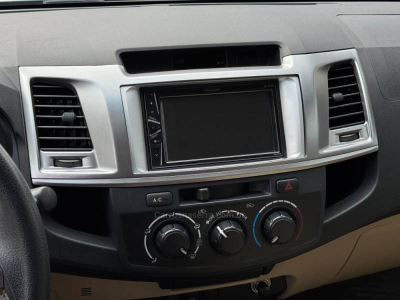 TOYOTA - HILUX SW4 - 2014/2015 - Prata - R$ 117.900,00