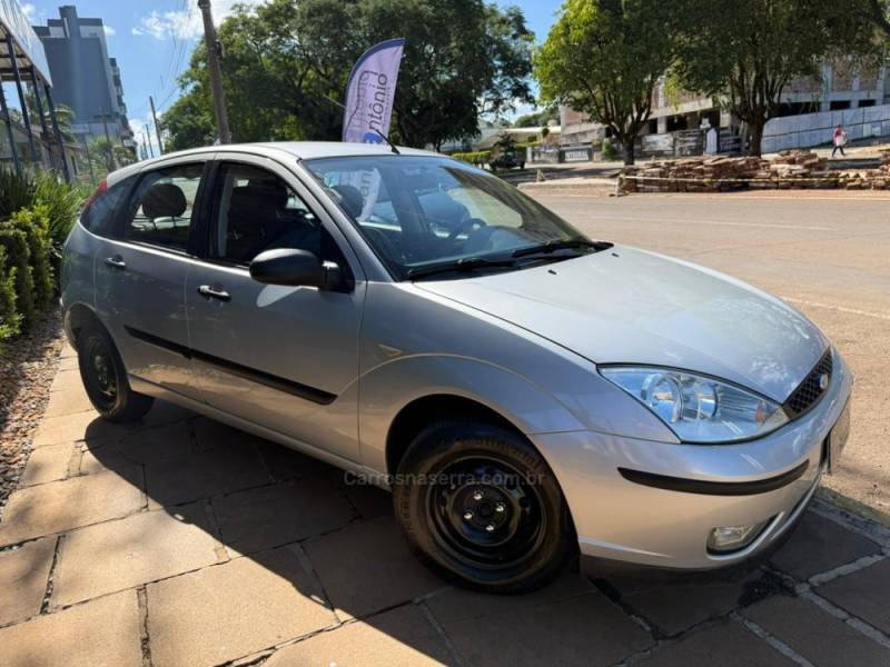 FORD - FOCUS - 2007/2008 - Prata - R$ 23.900,00