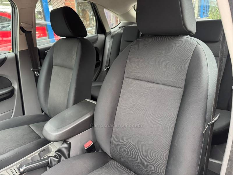 FORD - FOCUS - 2011/2012 - Prata - R$ 43.900,00
