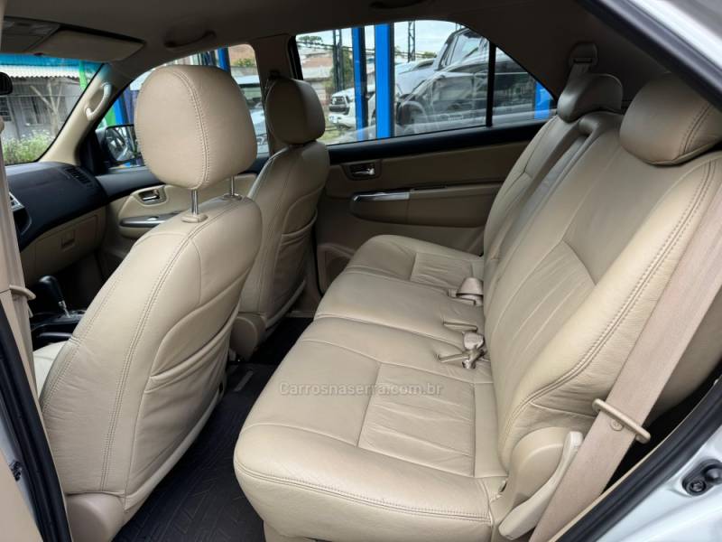 TOYOTA - HILUX SW4 - 2014/2015 - Prata - R$ 117.900,00