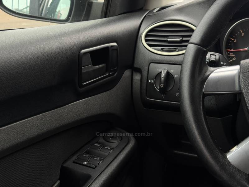 FORD - FOCUS - 2011/2012 - Prata - R$ 43.900,00