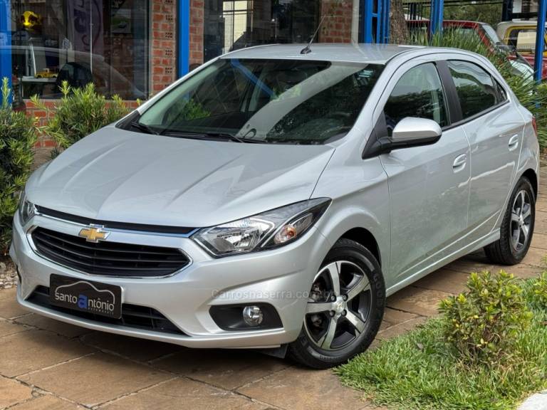 CHEVROLET - ONIX - 2017/2018 - Prata - R$ 67.900,00