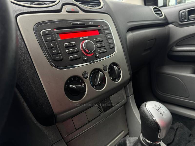 FORD - FOCUS - 2011/2012 - Prata - R$ 43.900,00