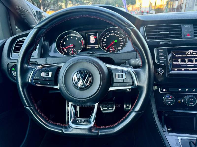 VOLKSWAGEN - GOLF - 2014/2015 - Branca - R$ 139.900,00