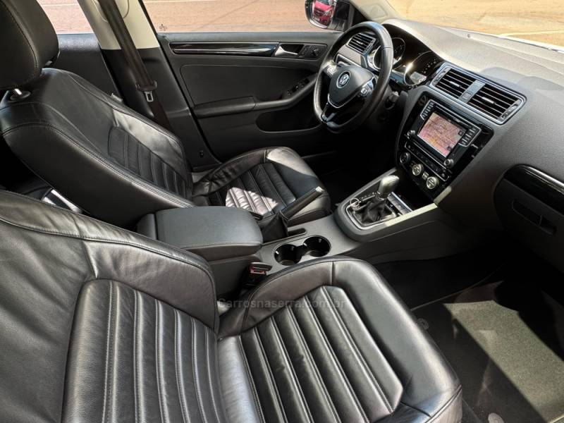 VOLKSWAGEN - JETTA - 2016/2016 - Branca - R$ 99.900,00