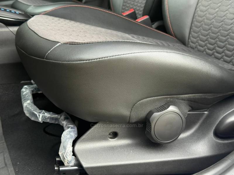 CHEVROLET - ONIX - 2017/2018 - Prata - R$ 65.900,00