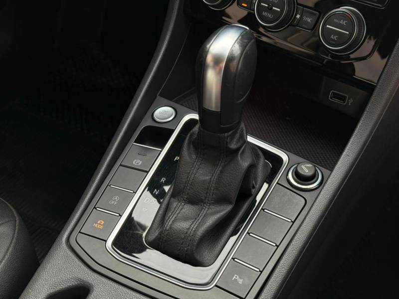 VOLKSWAGEN - JETTA - 2019/2020 - Cinza - R$ 115.900,00