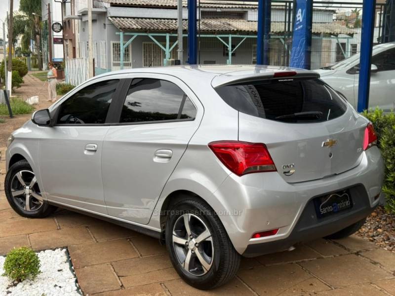 CHEVROLET - ONIX - 2017/2018 - Prata - R$ 65.900,00