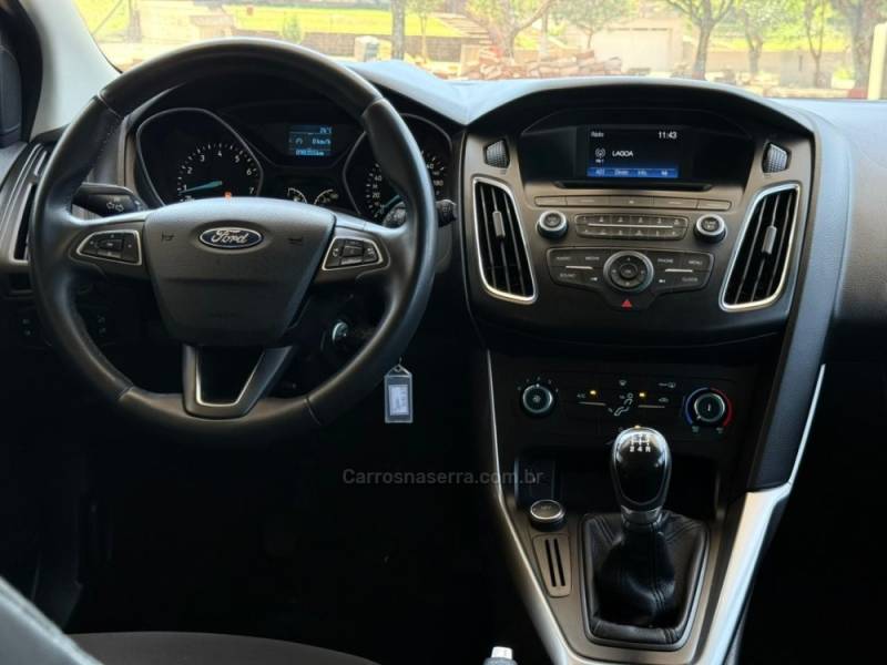 FORD - FOCUS - 2017/2018 - Branca - R$ 72.900,00