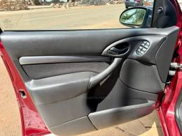 FORD - FOCUS - 2005/2005 - Vermelha - R$ 19.900,00