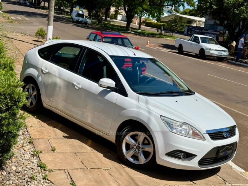FORD - FOCUS - 2012/2013 - Branca - R$ 46.900,00