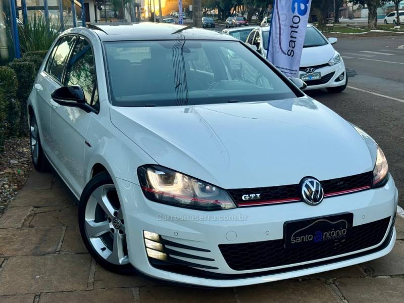 VOLKSWAGEN - GOLF - 2014/2015 - Branca - R$ 139.900,00