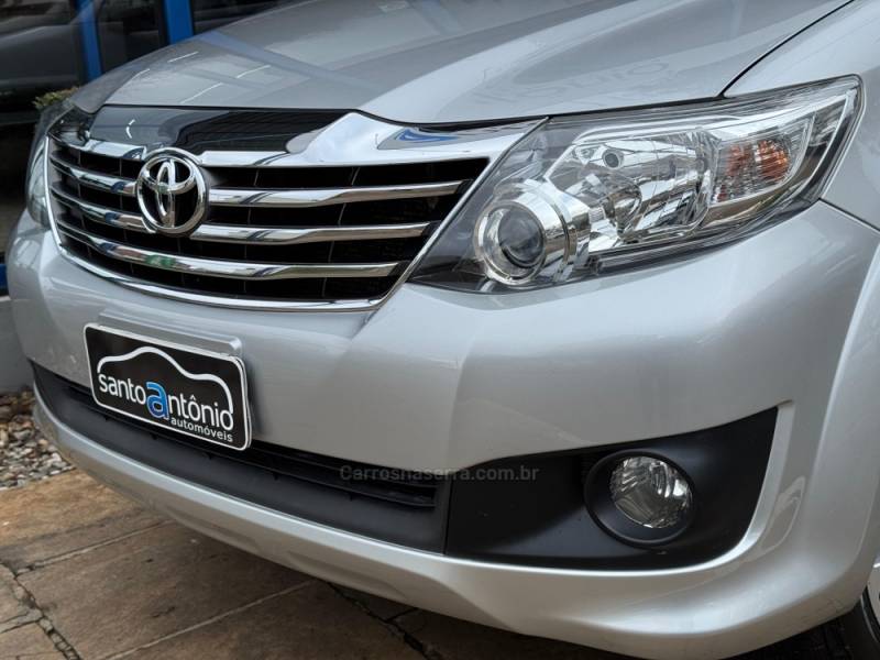 TOYOTA - HILUX SW4 - 2014/2015 - Prata - R$ 117.900,00