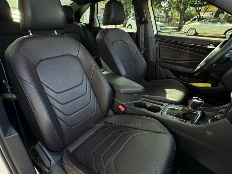 VOLKSWAGEN - JETTA - 2024/2024 - Branca - R$ 225.900,00