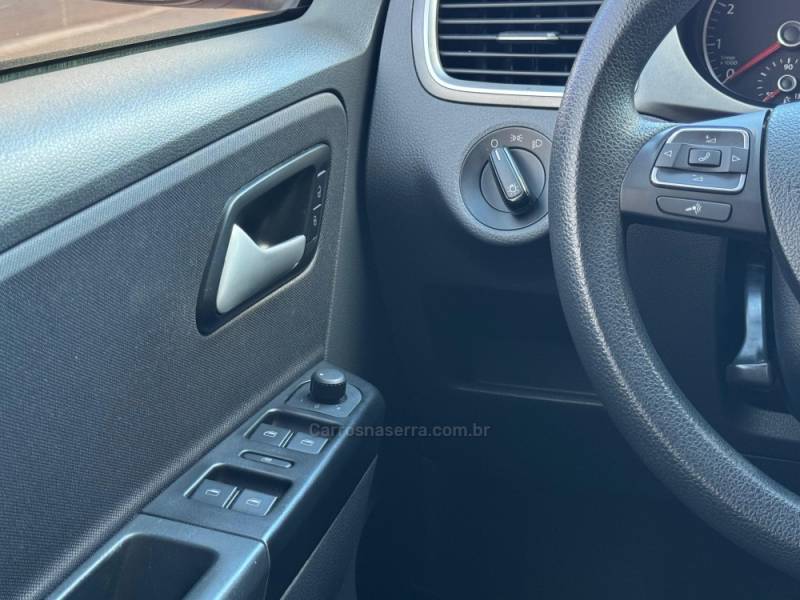 VOLKSWAGEN - FOX - 2015/2015 - Vermelha - R$ 45.900,00