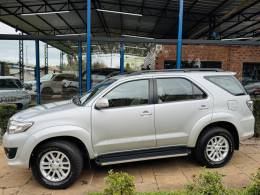 TOYOTA - HILUX SW4 - 2014/2015 - Prata - R$ 117.900,00