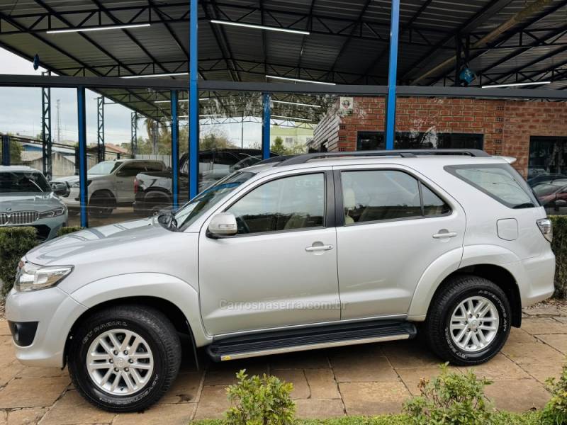 TOYOTA - HILUX SW4 - 2014/2015 - Prata - R$ 117.900,00