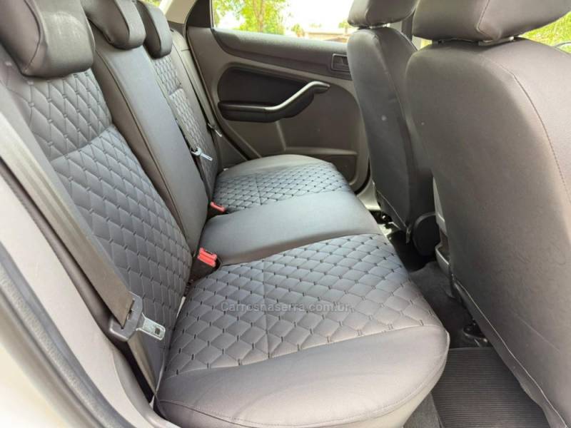 FORD - FOCUS - 2012/2013 - Branca - R$ 46.900,00