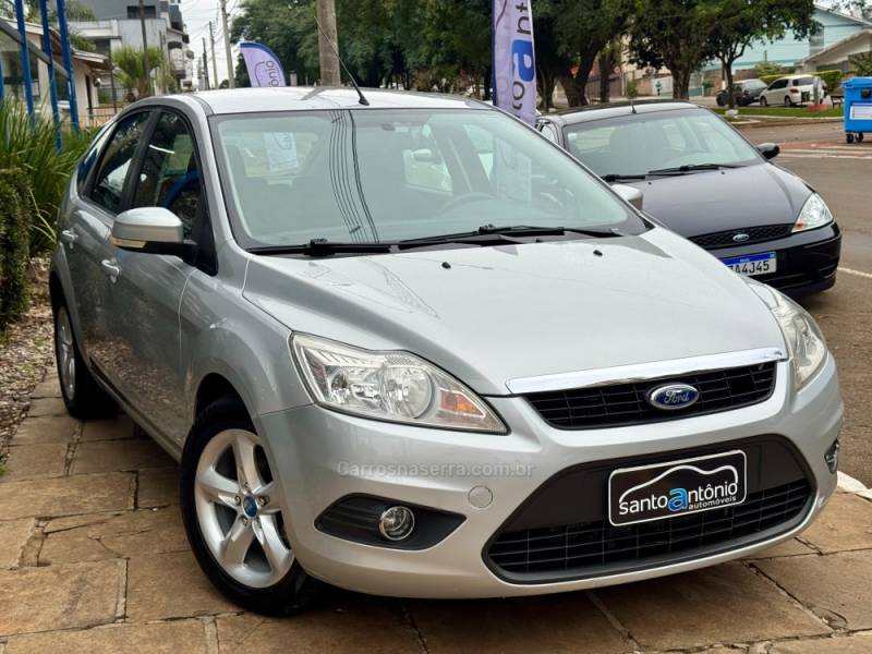 FORD - FOCUS - 2011/2012 - Prata - R$ 43.900,00