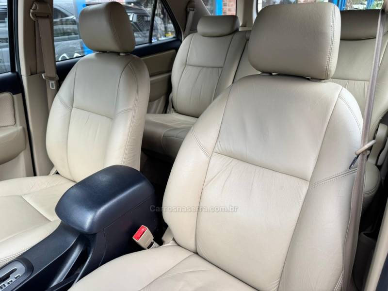 TOYOTA - HILUX SW4 - 2014/2015 - Prata - R$ 117.900,00