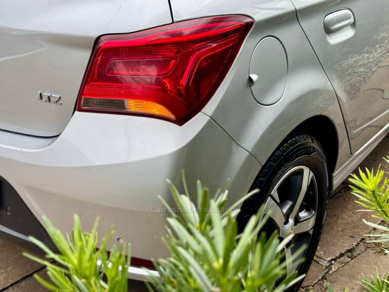 CHEVROLET - ONIX - 2017/2018 - Prata - R$ 67.900,00