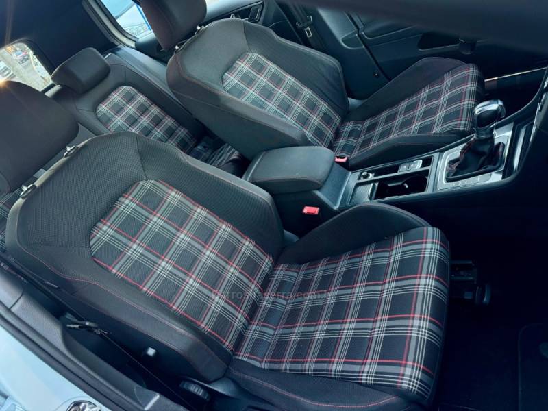 VOLKSWAGEN - GOLF - 2014/2015 - Branca - R$ 139.900,00