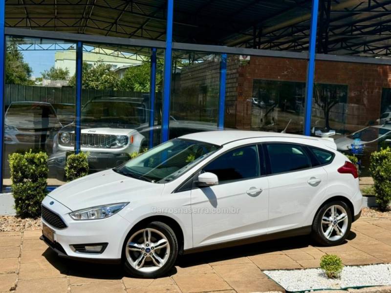 FORD - FOCUS - 2017/2018 - Branca - R$ 72.900,00