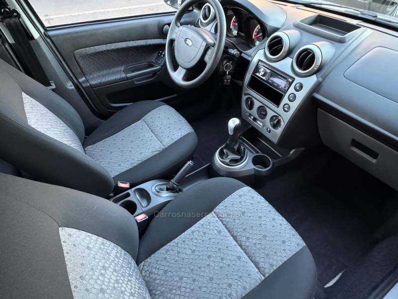 FORD - FIESTA - 2013/2013 - Prata - R$ 37.900,00