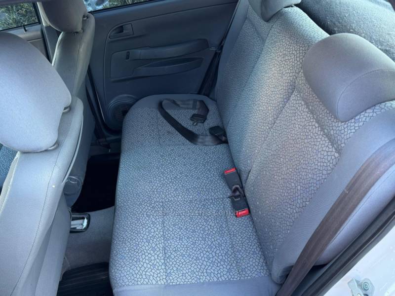 VOLKSWAGEN - FOX - 2004/2005 - Branca - R$ 27.900,00