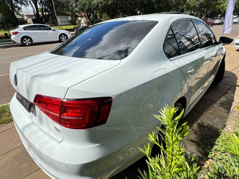 VOLKSWAGEN - JETTA - 2016/2016 - Branca - R$ 99.900,00