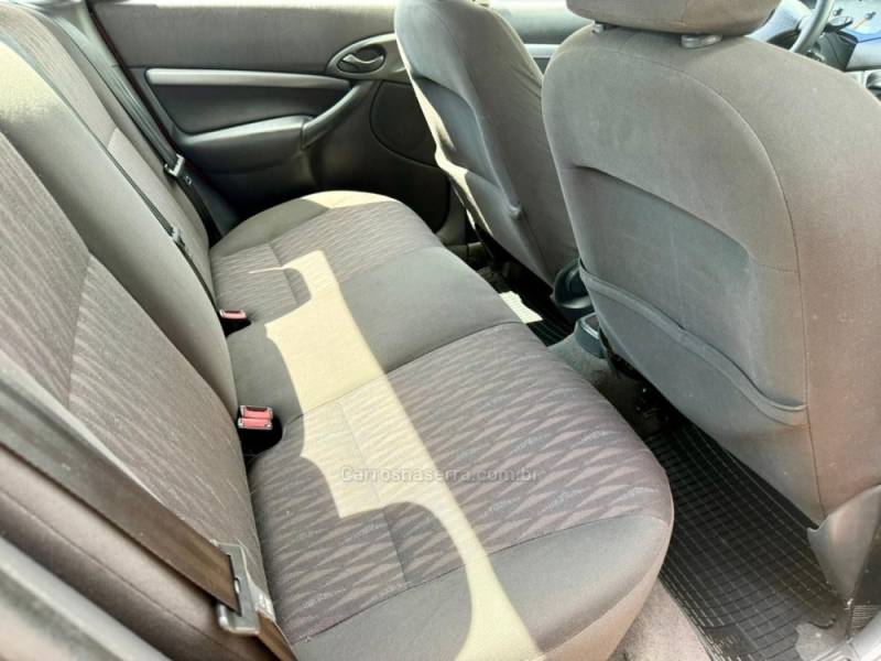 FORD - FOCUS - 2005/2005 - Vermelha - R$ 19.900,00