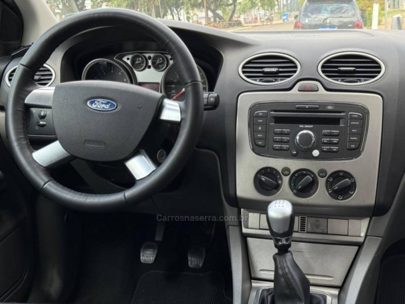 FORD - FOCUS - 2012/2013 - Branca - R$ 46.900,00