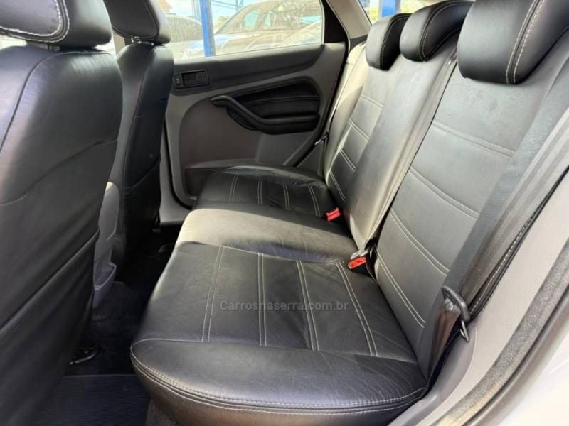 FORD - FOCUS - 2011/2011 - Branca - R$ 43.900,00