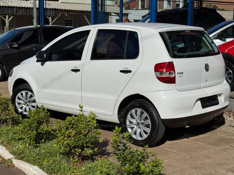 VOLKSWAGEN - FOX - 2004/2005 - Branca - R$ 27.900,00