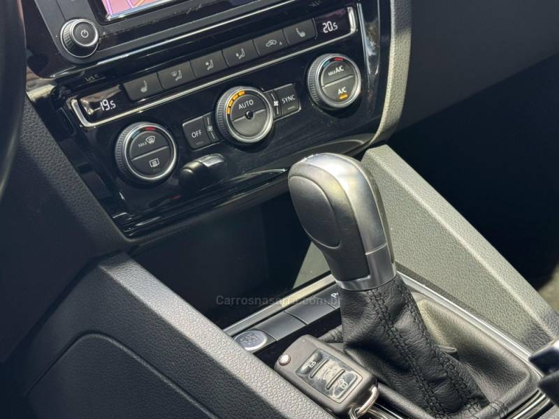 VOLKSWAGEN - JETTA - 2016/2016 - Branca - R$ 99.900,00