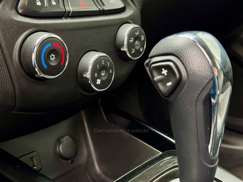 CHEVROLET - ONIX - 2017/2018 - Prata - R$ 67.900,00