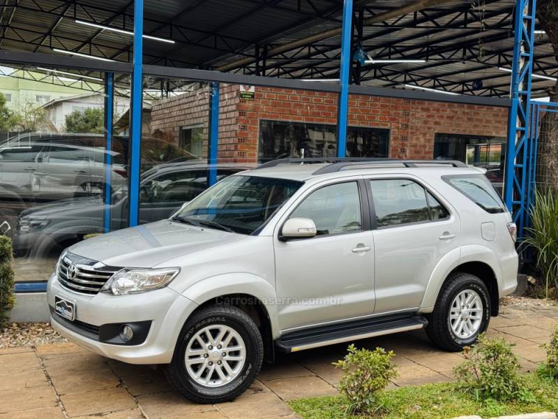 TOYOTA - HILUX SW4 - 2014/2015 - Prata - R$ 117.900,00