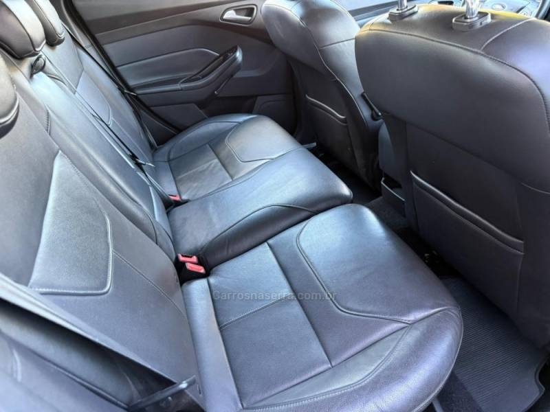 FORD - FOCUS - 2015/2016 - Preta - R$ 64.900,00