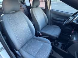 VOLKSWAGEN - FOX - 2004/2005 - Branca - R$ 27.900,00