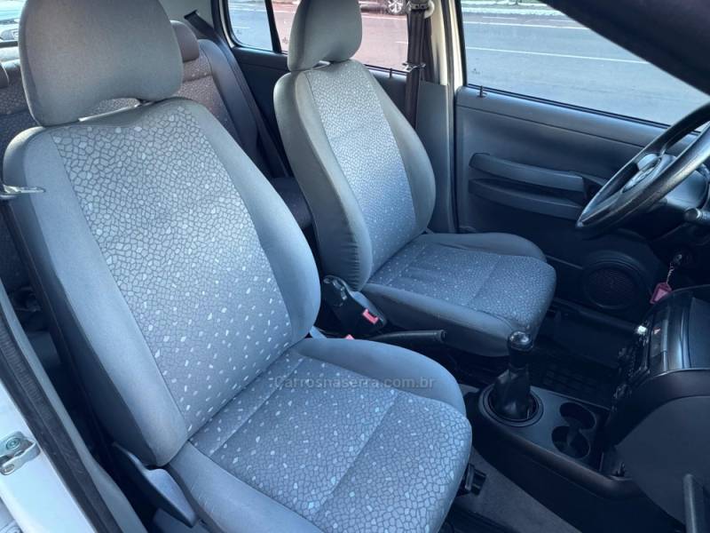 VOLKSWAGEN - FOX - 2004/2005 - Branca - R$ 27.900,00