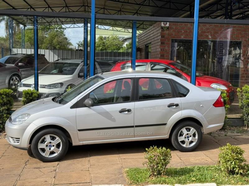 FORD - FIESTA - 2006/2007 - Prata - R$ 24.900,00