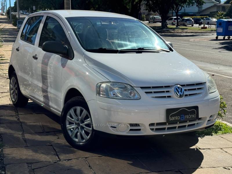 VOLKSWAGEN - FOX - 2004/2005 - Branca - R$ 27.900,00
