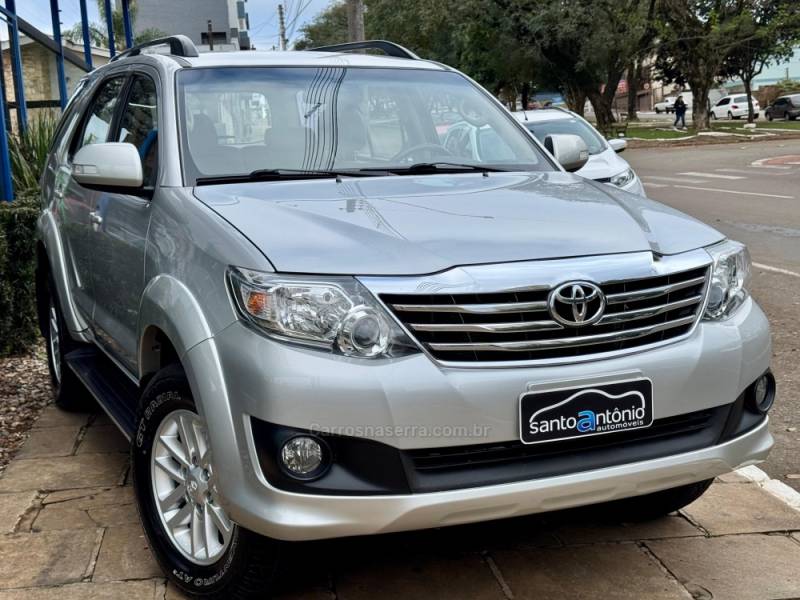 TOYOTA - HILUX SW4 - 2014/2015 - Prata - R$ 117.900,00