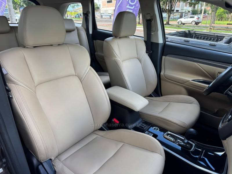 MITSUBISHI - OUTLANDER - 2018/2019 - Prata - R$ 159.900,00