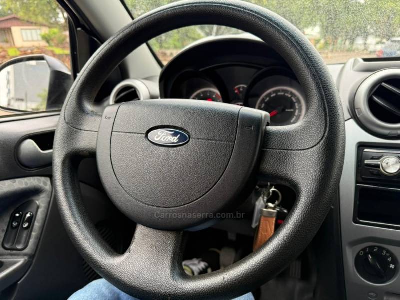 FORD - FIESTA - 2012/2013 - Branca - R$ 34.900,00