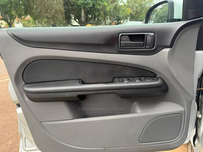 FORD - FOCUS - 2011/2012 - Prata - R$ 43.900,00