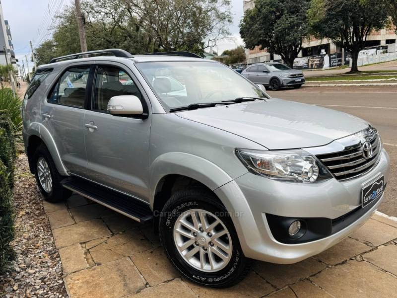 TOYOTA - HILUX SW4 - 2014/2015 - Prata - R$ 117.900,00