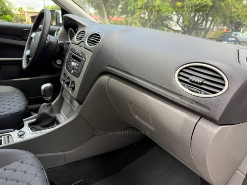 FORD - FOCUS - 2012/2013 - Branca - R$ 46.900,00