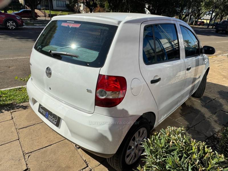 VOLKSWAGEN - FOX - 2004/2005 - Branca - R$ 27.900,00