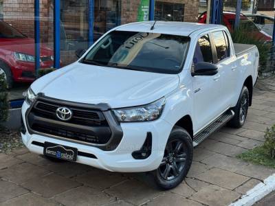 TOYOTA - HILUX - 2023/2024 - Branca - R$ 219.900,00